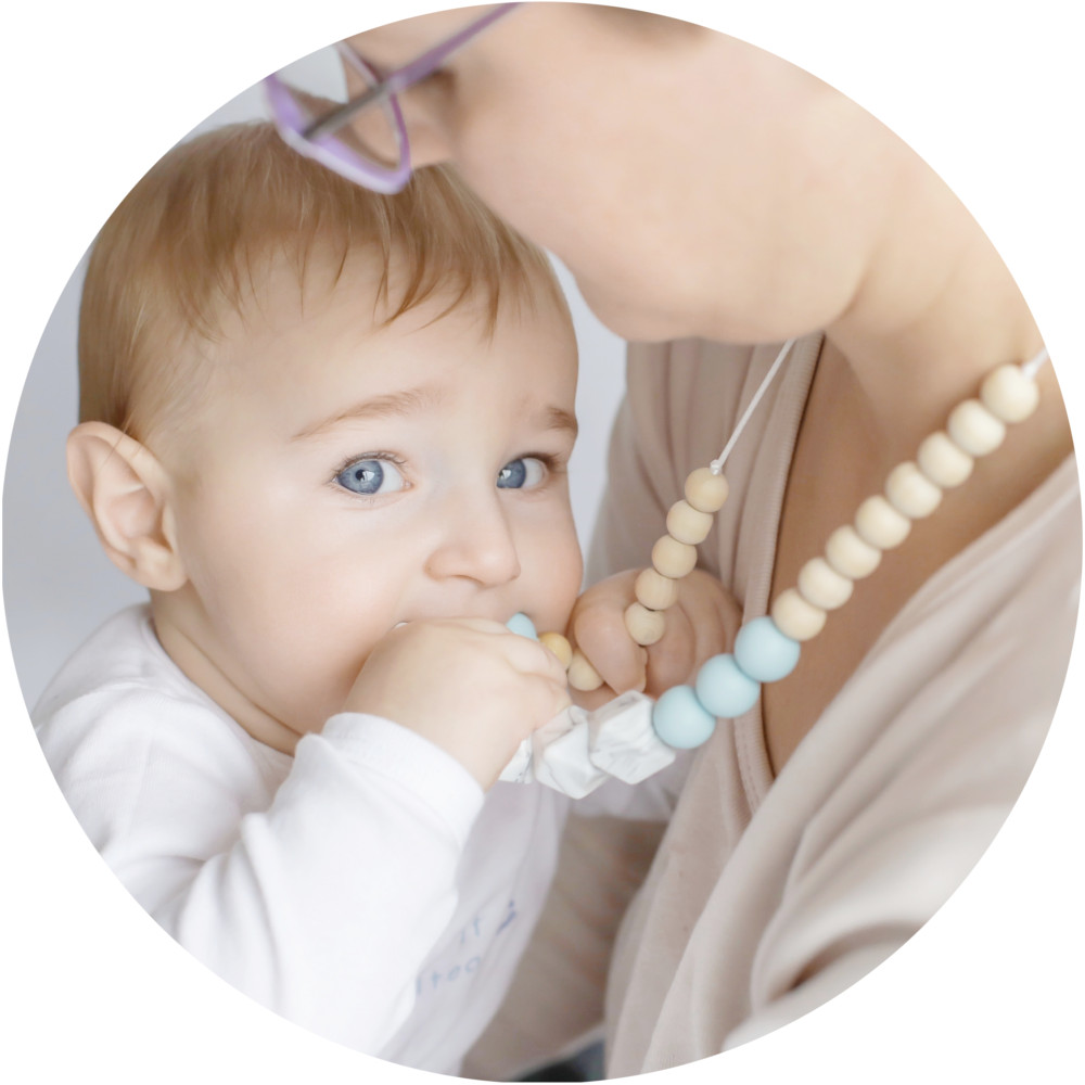 Gris - Rose - Blanc Bracelet d'allaitement en silicone à mâcher pour les mamans fait à la main par Milkmama mastication sensorielle avec cordon réglable morsure d'ongle de dentition