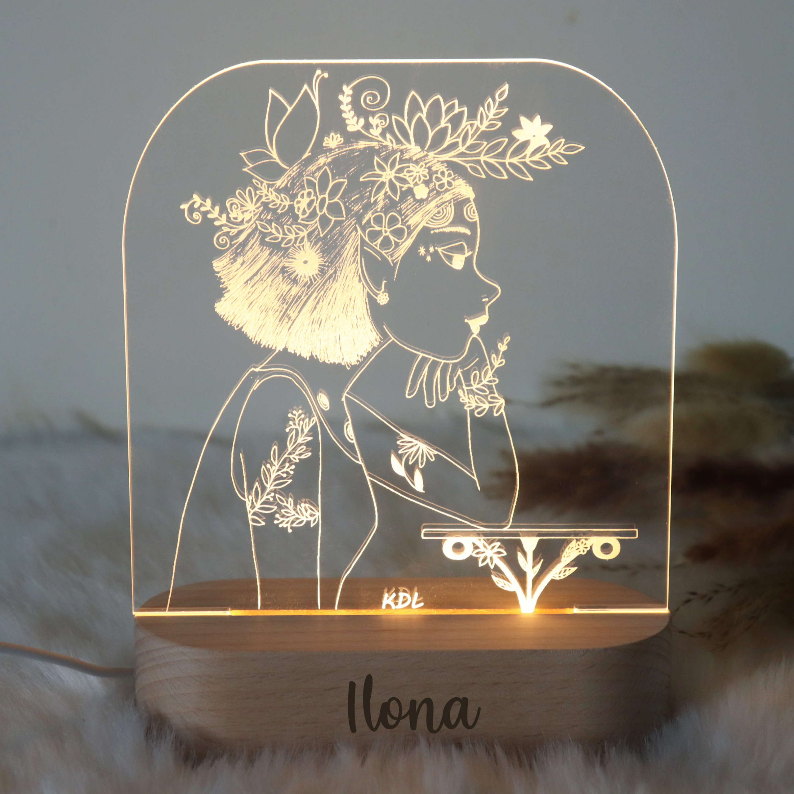 https://elycecreation.com/wp-content/uploads/2023/10/veilleuse-lumiere-lampe-personnalisee-prenom-nom-famille-enfant-k-des-ailes-personalized-nightlight-for-child-with-name-b-scaled.jpg